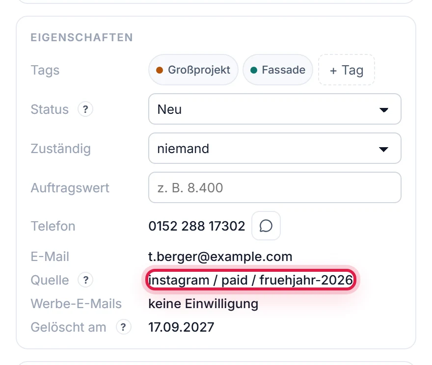 Die Eigenschaften einer Anfrage im Detail-Bereich: unter Telefon und E-Mail steht die Quelle, hier instagram / paid / fruehjahr-2026.